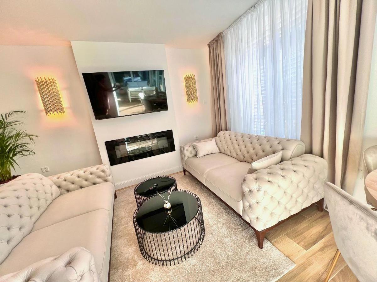 Velvet - Free Private Garage