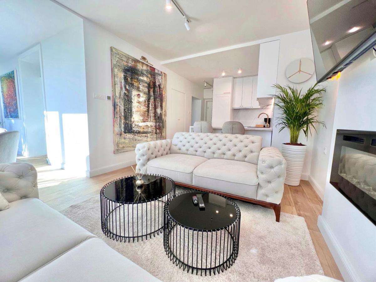 Velvet - Free Private Garage