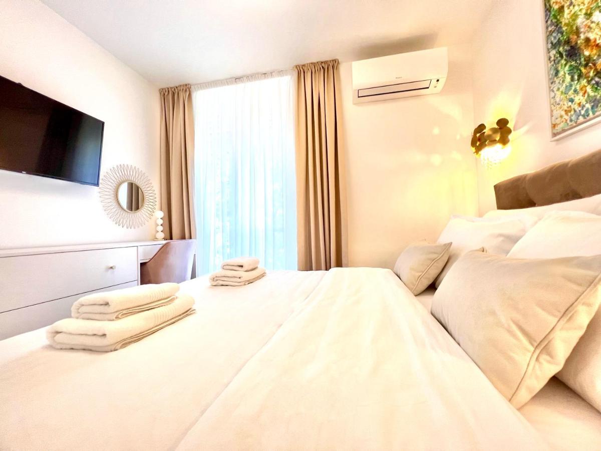 Velvet - Free Private Garage Apartman *